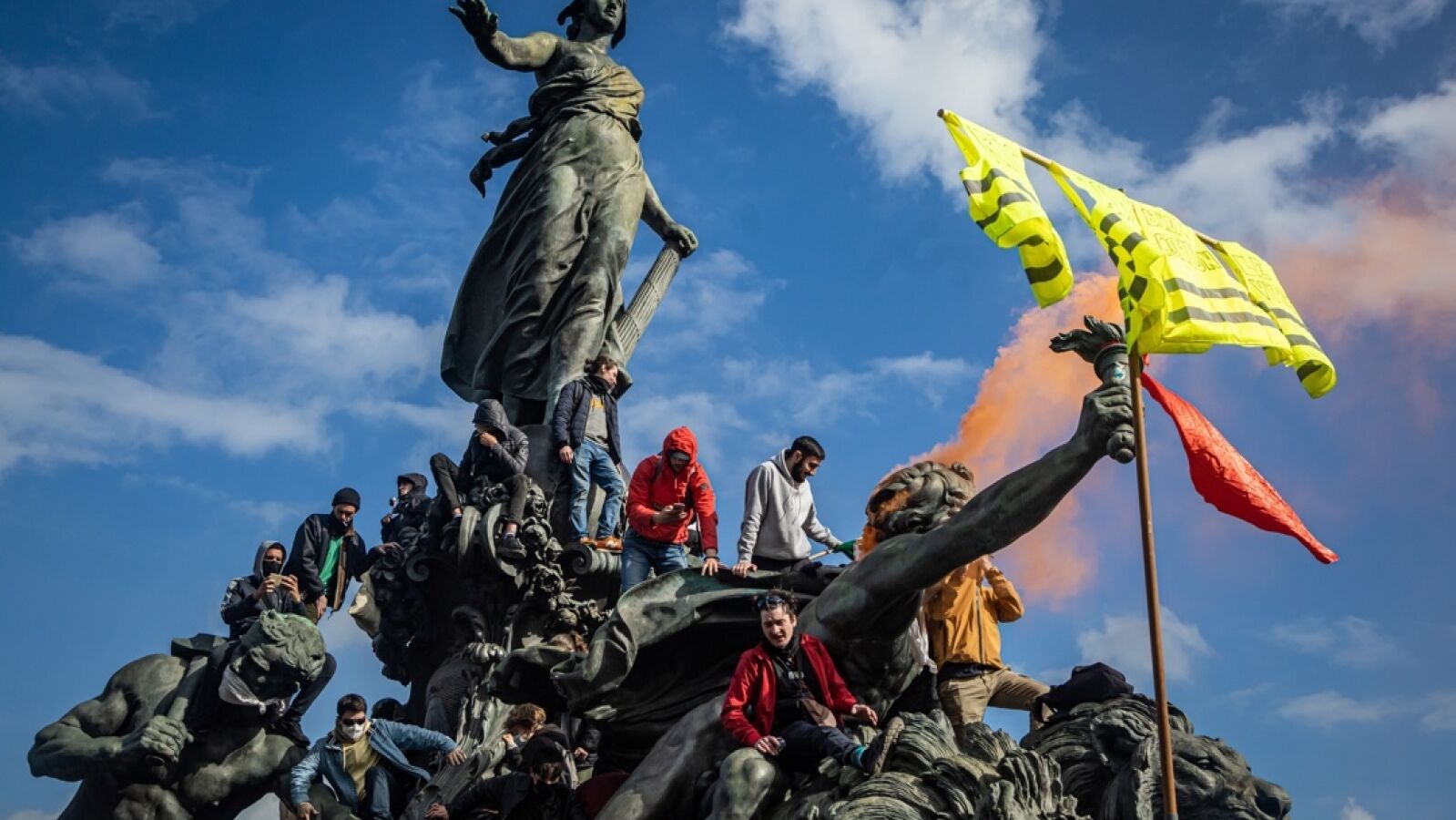 Más de 400 policías y 60 manifestantes heridos en las protestas del 1 de mayo tras la aprobación de la reforma de las pensiones