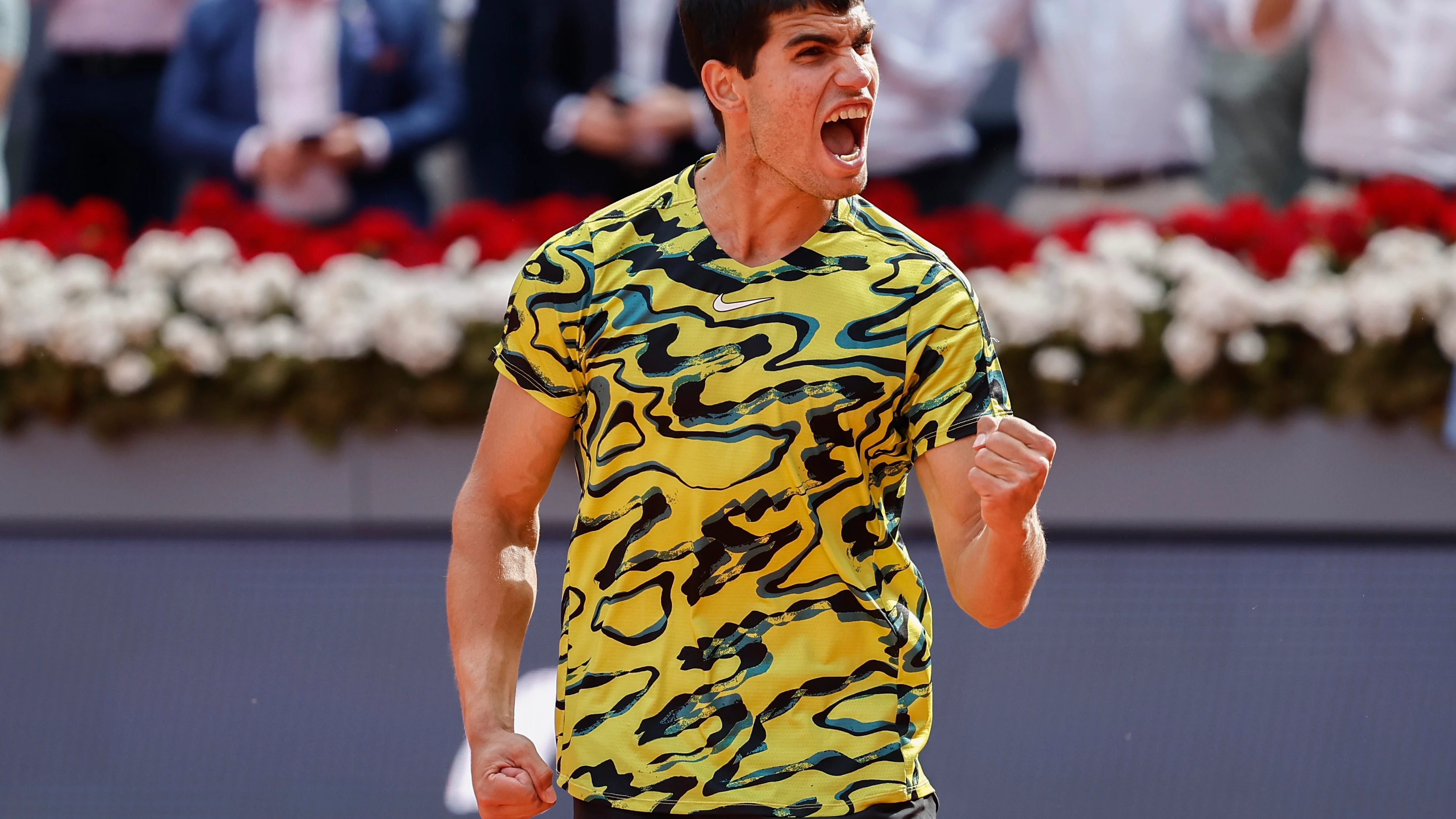 Carlos Alcaraz celebra un punto ante Karen Khachanov