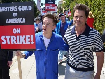Rob Lowe y su hijo en la huelga de guionistas