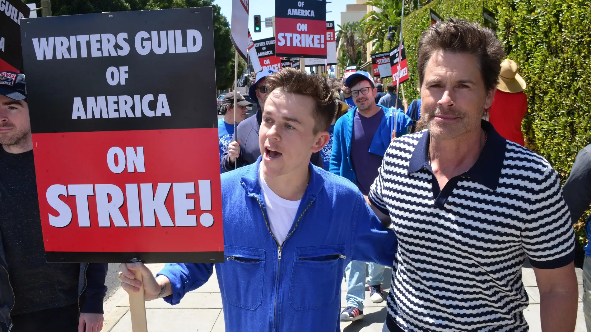 Rob Lowe y su hijo en la huelga de guionistas
