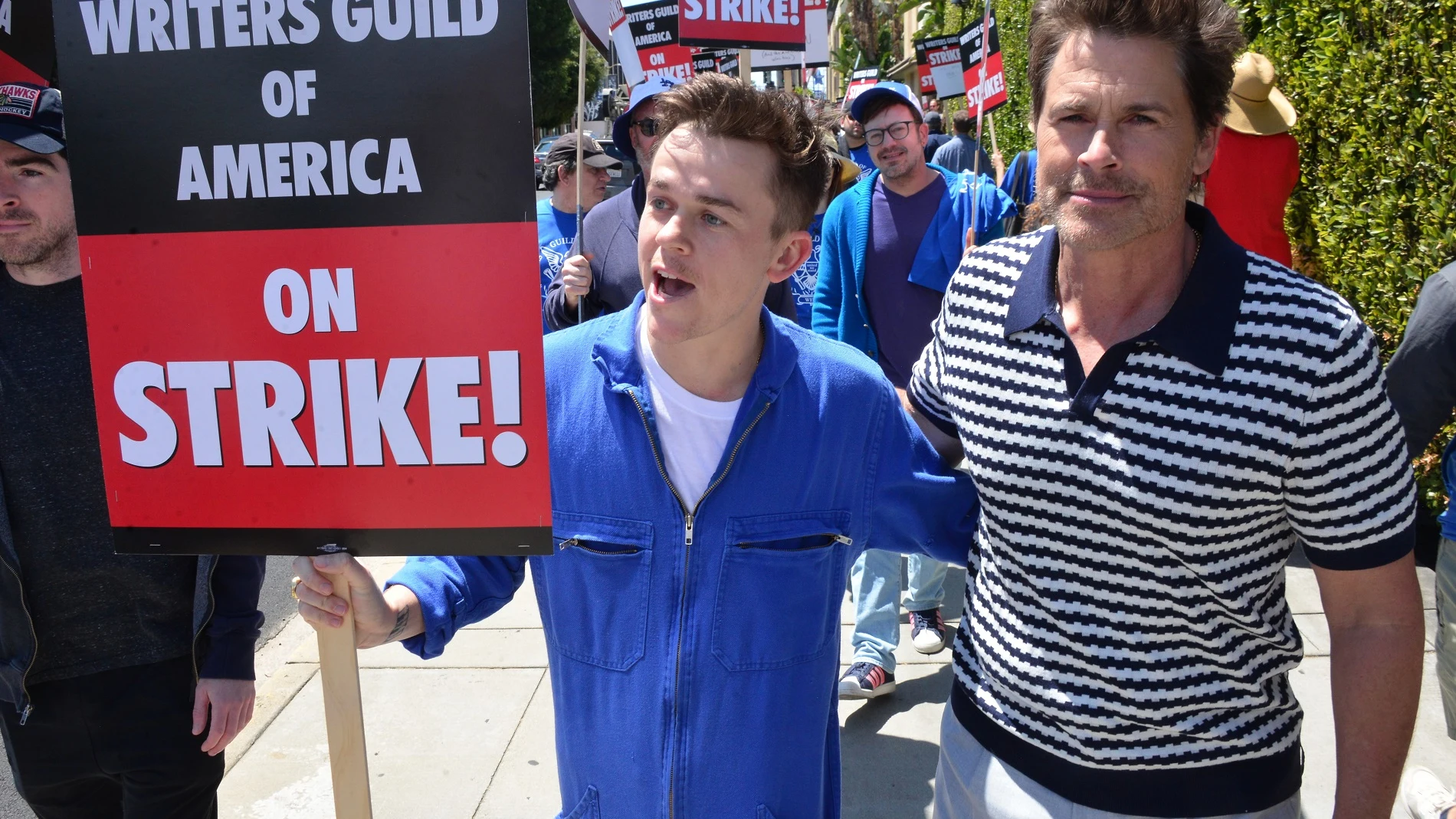 Rob Lowe y su hijo en la huelga de guionistas