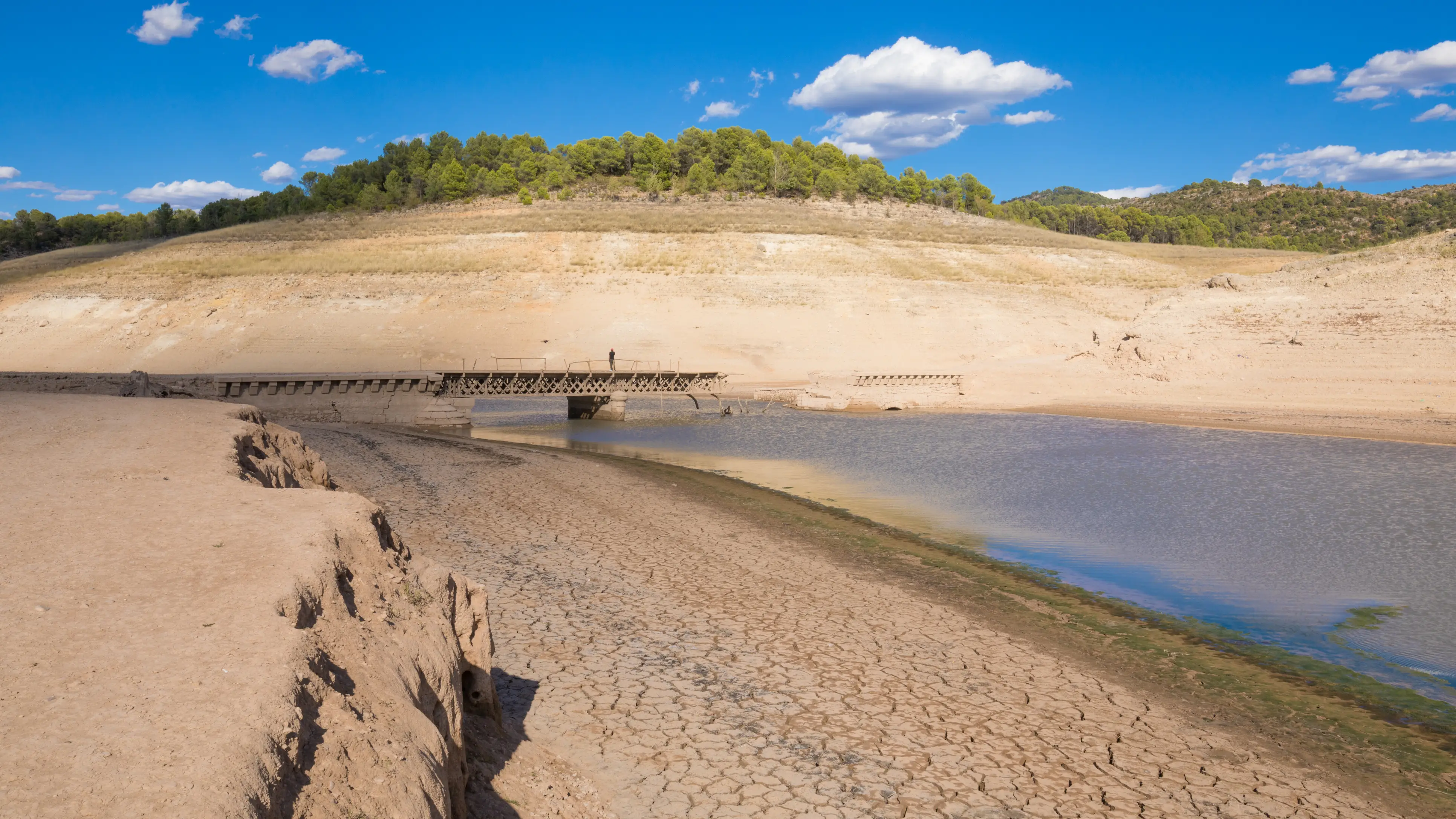 Imagen de un embalse seco