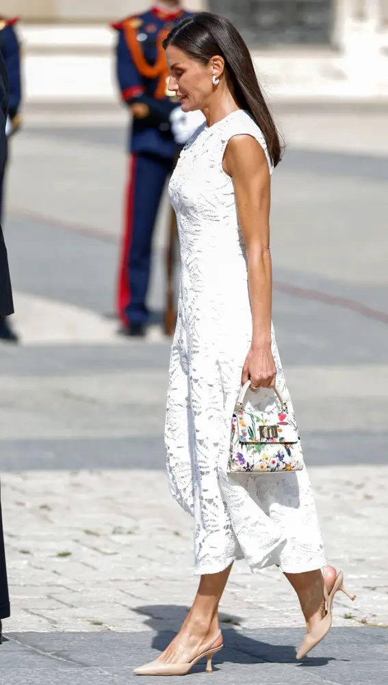 La reina Letizia recupera un vestido blanco de encaje semitransparente de Sfera