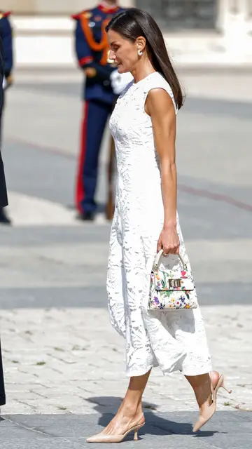 La reina Letizia recupera un vestido blanco de encaje semitransparente de Sfera La reina Letizia recupera un vestido blanco de encaje semitransparente de Sfera