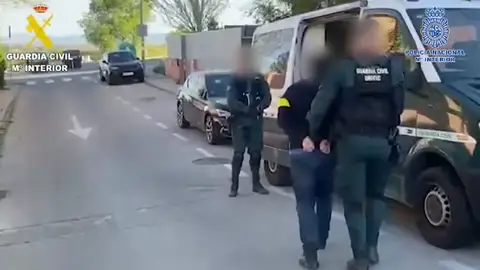 Policía Nacional y Guardia Civil entran en los pisos y detienen a 11 personas Policía Nacional y Guardia Civil entran en los pisos y detienen a 11 personas