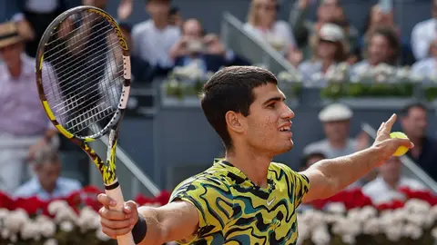 Carlos Alcaraz alza los brazos tras ganar a Karén Khachanov Carlos Alcaraz alza los brazos tras ganar a Karén Khachanov