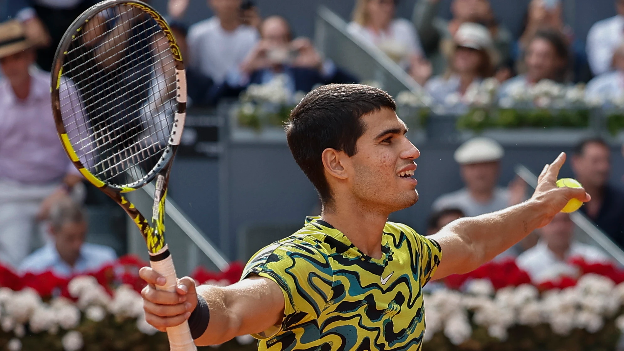 Carlos Alcaraz alza los brazos tras ganar a Karén Khachanov Carlos Alcaraz alza los brazos tras ganar a Karén Khachanov