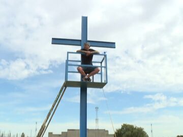 David en una cruz para evitar el derribo de una presa