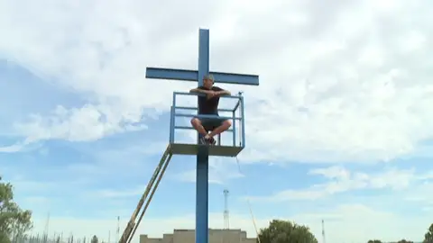 David en una cruz para evitar el derribo de una presa