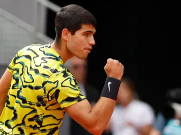 Alcaraz celebra un punto ante Zverev en el Mutua Madrid Open Alcaraz celebra un punto ante Zverev en el Mutua Madrid Open