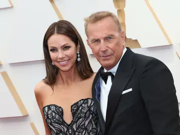 Kevin Costner y Christine Baumgartner Kevin Costner y Christine Baumgartner