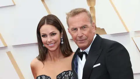 Kevin Costner y Christine Baumgartner Kevin Costner y Christine Baumgartner