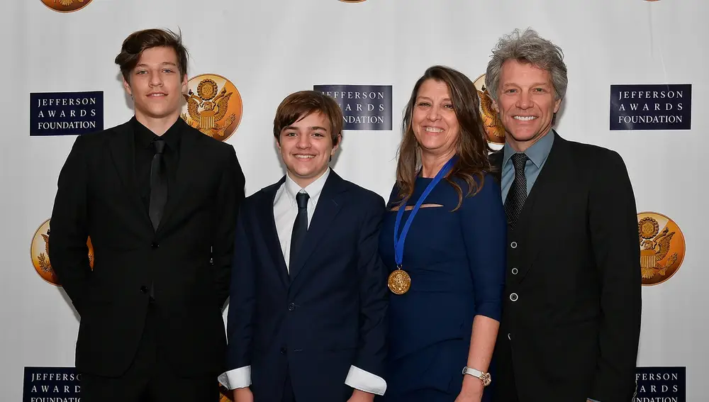 Jon Bon Jovi con su mujer Dorothea y sus hijos Romeo y Jake Bongiovi