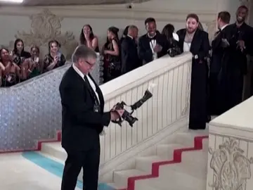 Una cucaracha se cuela en la alfombra roja de la Gala Met 2023 Una cucaracha se cuela en la alfombra roja de la Gala Met 2023