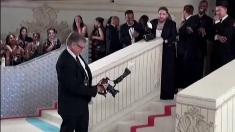 Una cucaracha se cuela en la alfombra roja de la Gala Met 2023 Una cucaracha se cuela en la alfombra roja de la Gala Met 2023