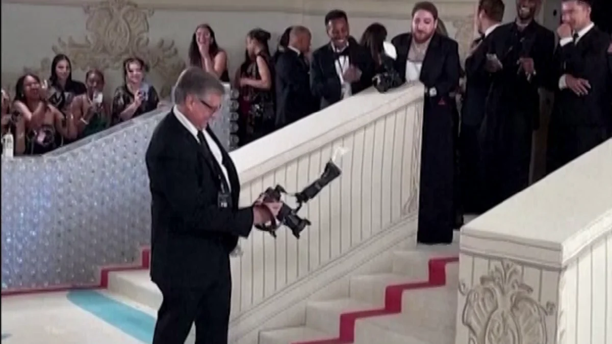 Una cucaracha se cuela en la alfombra roja de la Gala Met 2023 Una cucaracha se cuela en la alfombra roja de la Gala Met 2023