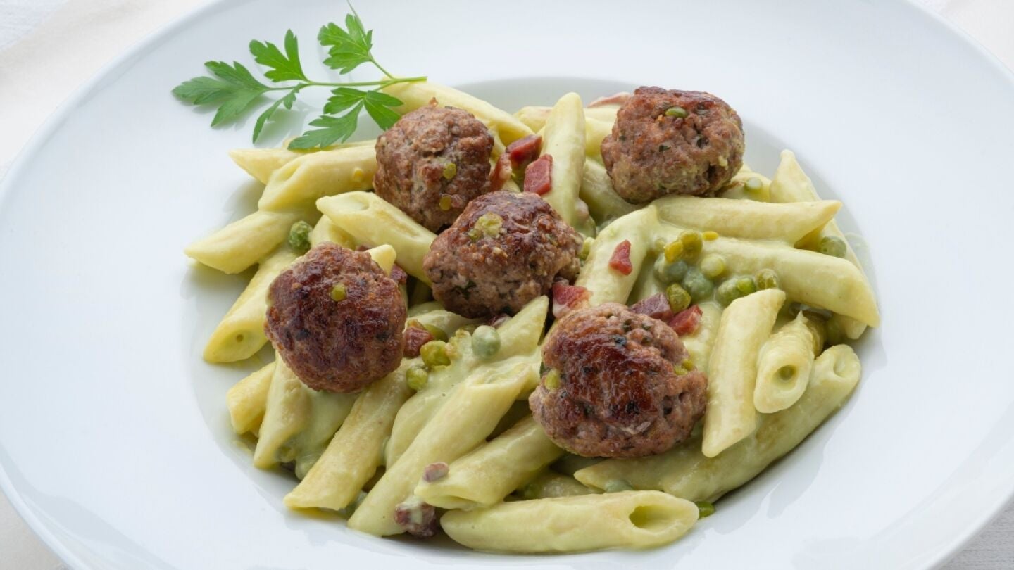 Macarrones con albóndigas y salsa de guisantes, de Arguiñano: "Fino, nutritivo y saludable"