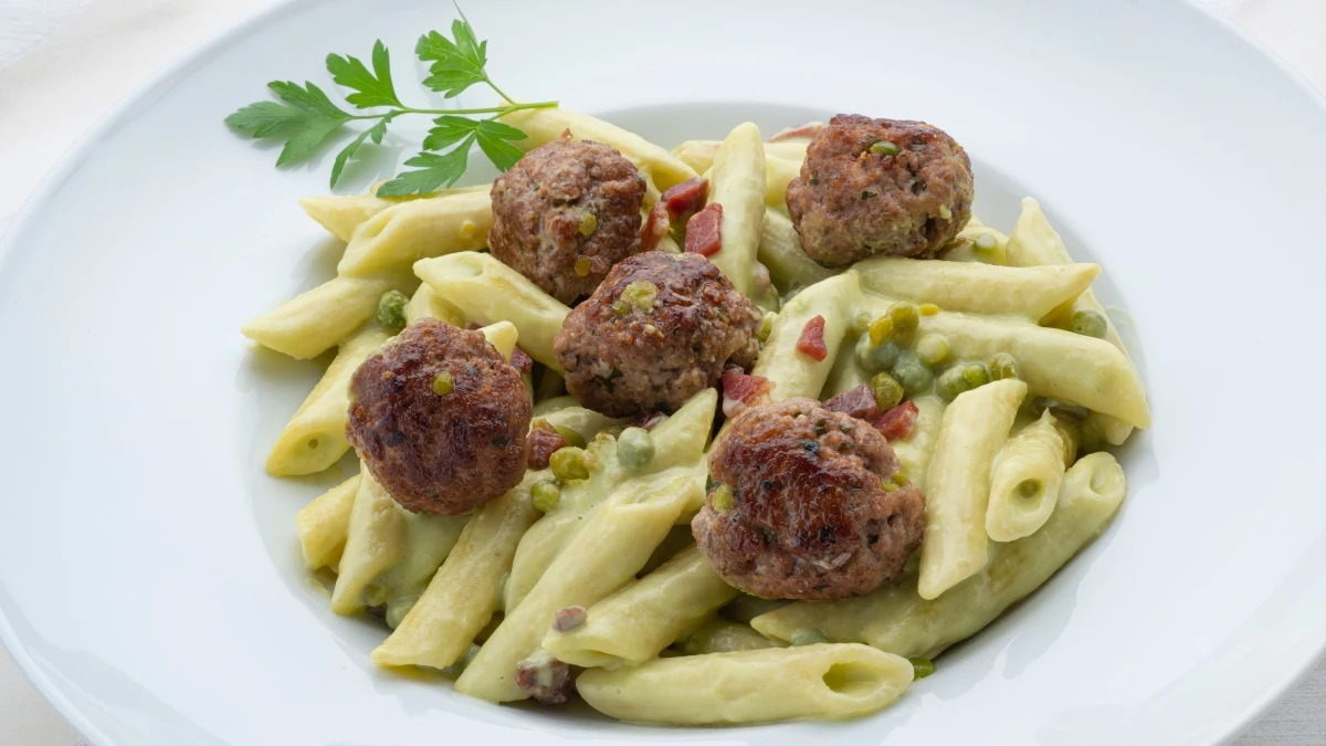 Macarrones con alb&oacute;ndigas y salsa de guisantes, de Argui&ntilde;ano: "Fino, nutritivo y saludable"