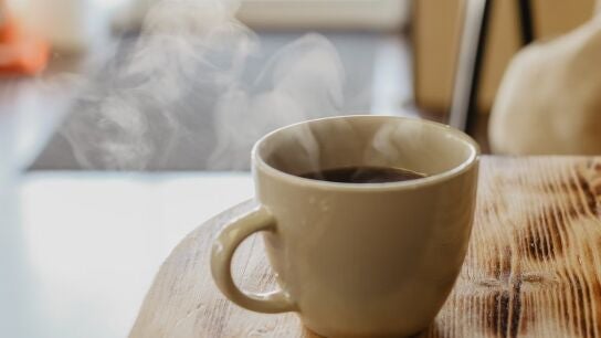 Caf&eacute; caliente echa humo
