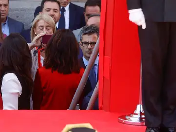 Momento en el que se impide al ministro Felix Bolaños subir a la tribuna del acto del Dos de Mayo Momento en el que se impide al ministro Felix Bolaños subir a la tribuna del acto del Dos de Mayo