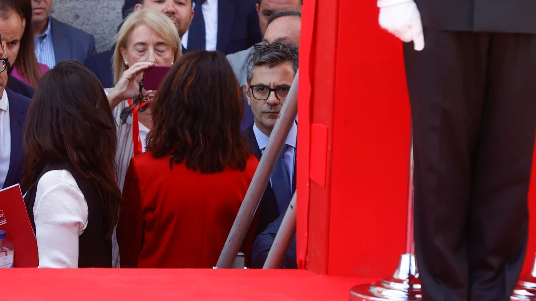 Momento en el que se impide al ministro Felix Bolaños subir a la tribuna del acto del Dos de Mayo Momento en el que se impide al ministro Felix Bolaños subir a la tribuna del acto del Dos de Mayo