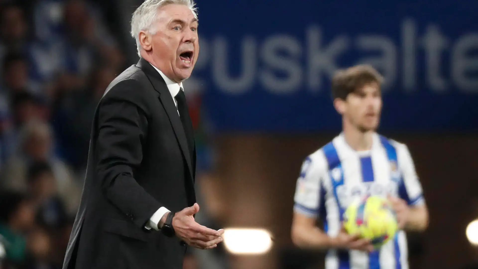 Carlo Ancelotti grita desde la banda del Reale Arena Carlo Ancelotti grita desde la banda del Reale Arena
