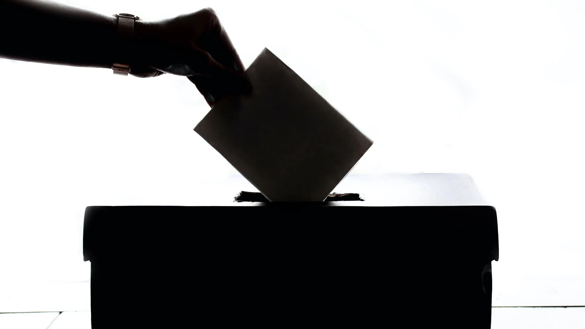 Imagen de recurso de una mano metiendo una papeleta en una urna