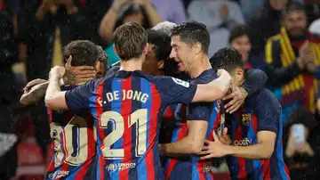 El Barça celebra el gol de Lewandowski al Betis
