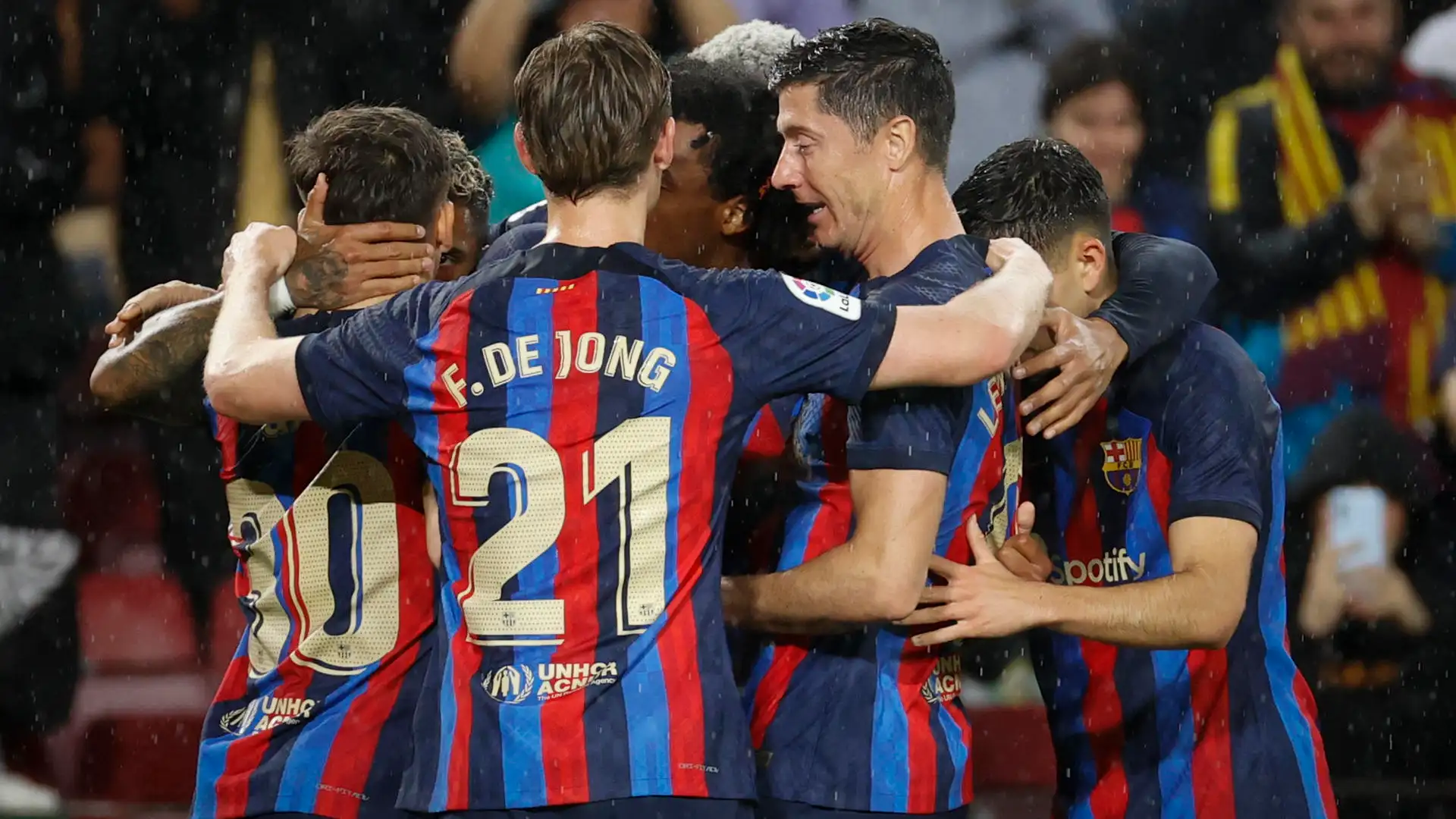 El Bar&ccedil;a celebra el gol de Lewandowski al Betis
