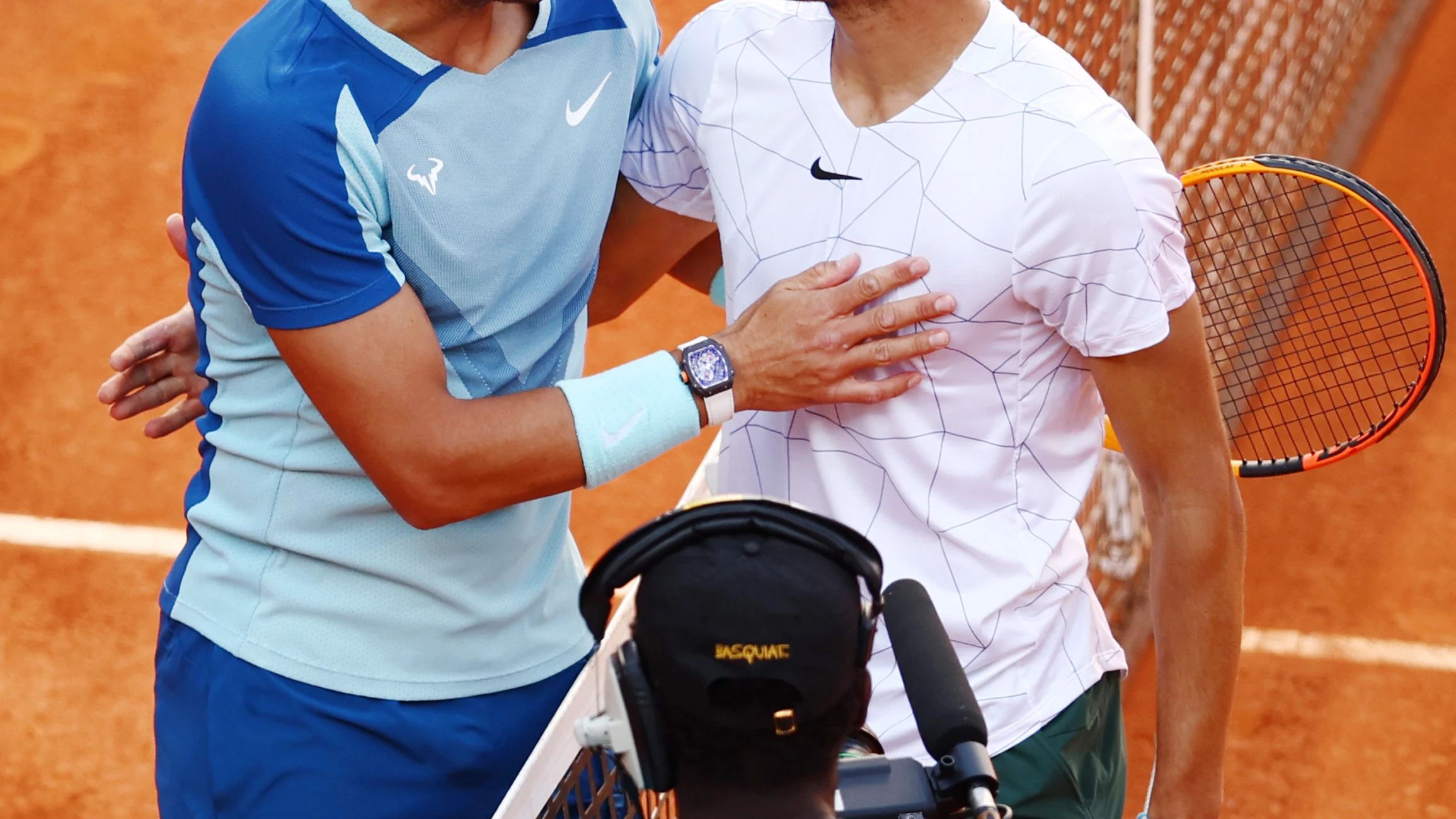 Nadal y Alcaraz se saludan en el Mutua Madrid Open de 2022 Nadal y Alcaraz se saludan en el Mutua Madrid Open de 2022