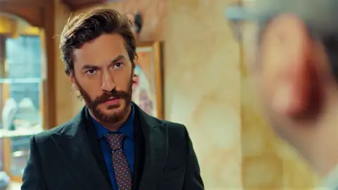 Kemal compra las joyas de Yildiz y Ender casi le descubre Kemal compra las joyas de Yildiz y Ender casi le descubre