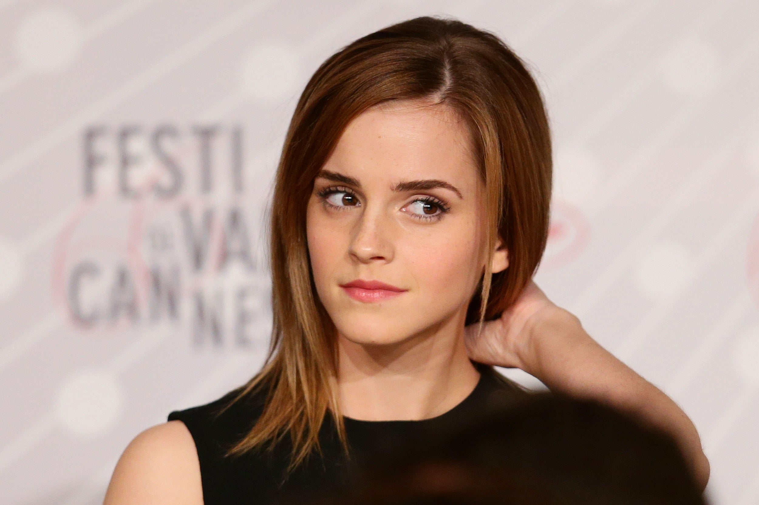 El vídeo más natural de Emma Watson donde luce el mismo moño que tú de  andar por casa