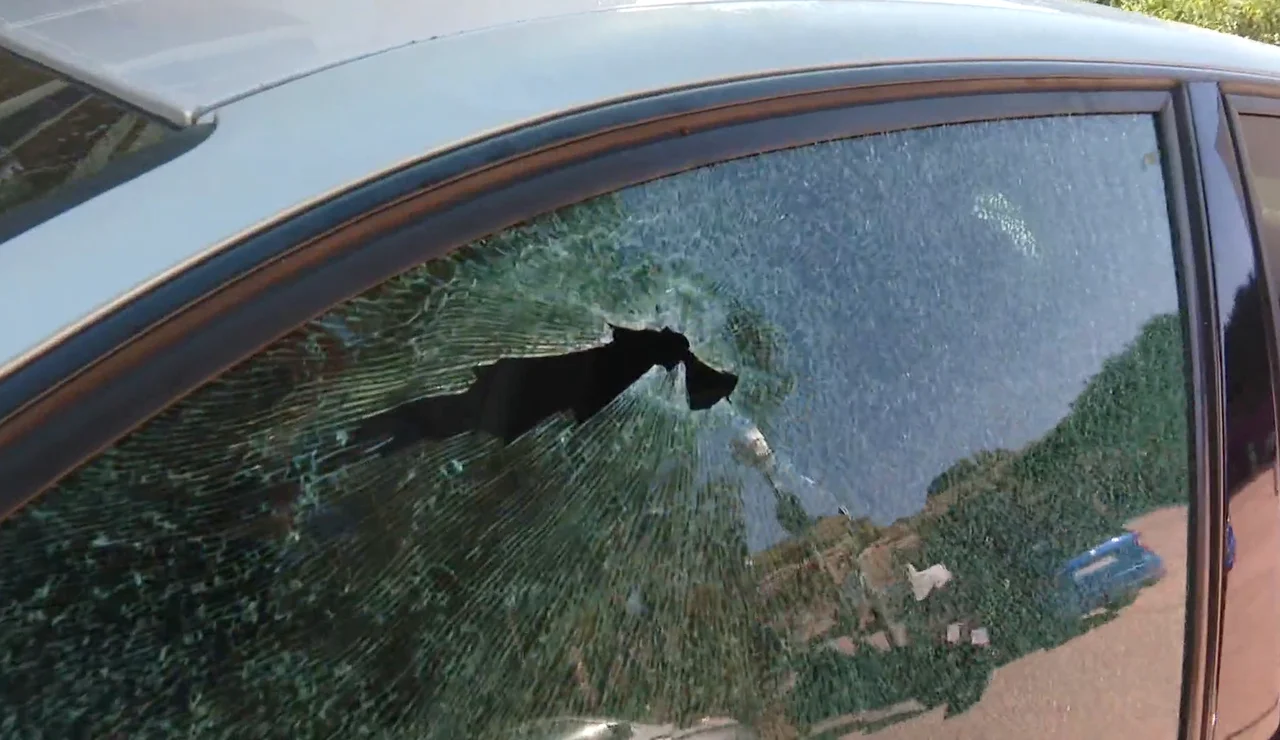 Imagen del cristal del coche tras el tiroteo