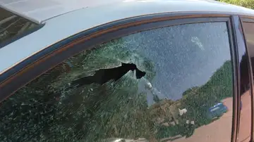 Imagen del cristal del coche tras el tiroteo Imagen del cristal del coche tras el tiroteo