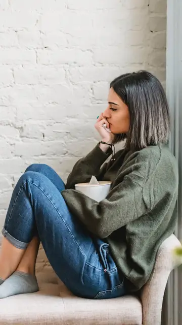 Mujer reflexionando Mujer reflexionando