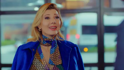 Zerrin descubre a Lila y Emir juntos… ¡Y fingen que él es un alto cargo de la empresa! Zerrin descubre a Lila y Emir juntos… ¡Y fingen que él es un alto cargo de la empresa!