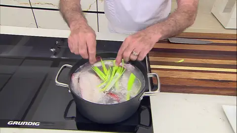 Sigue cociendo el resto de los ingredientes durante 15 minutos más Sigue cociendo el resto de los ingredientes durante 15 minutos más