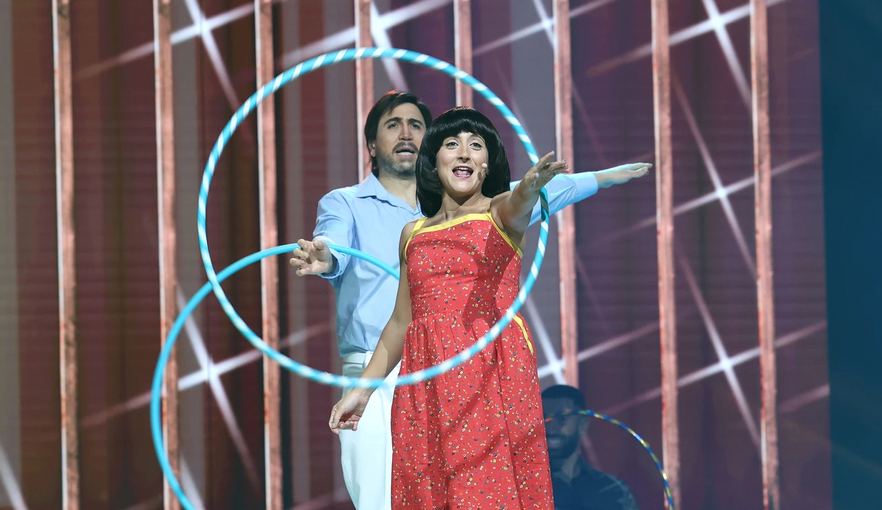 Susi Caramelo ‘Baila con el hula hoop’ con Aníbal Gómez como Enrique y Ana 