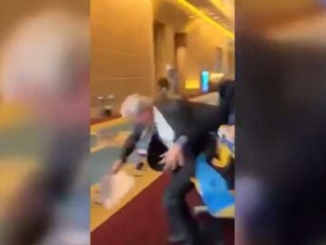 Pelea entre representantes ucraniano y ruso