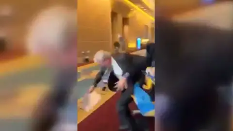 Pelea entre representantes ucraniano y ruso Pelea entre representantes ucraniano y ruso