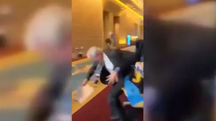 Pelea entre representantes ucraniano y ruso