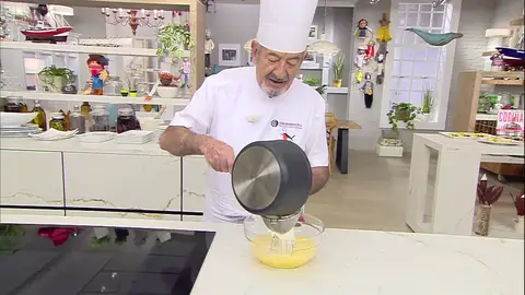 Cuela la leche caliente sobre el bol y mezcla bien Cuela la leche caliente sobre el bol y mezcla bien