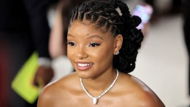 La reacción de Halle Bailey cuando le preguntan si se COMERÍA a Flounder o Sebastian de 'La Sirenita'