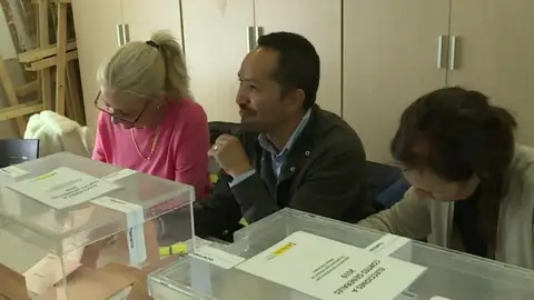 ¿Te ha tocado ir a la mesa electoral? Estos son los casos en los que te podrás librarte ¿Te ha tocado ir a la mesa electoral? Estos son los casos en los que te podrás librarte