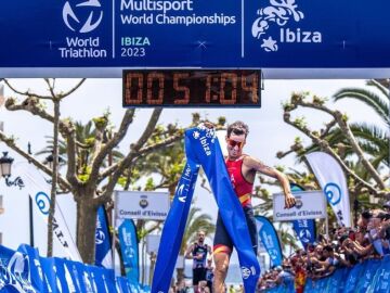 Mario Mola celebra su victoria en el mundial de duathlon
