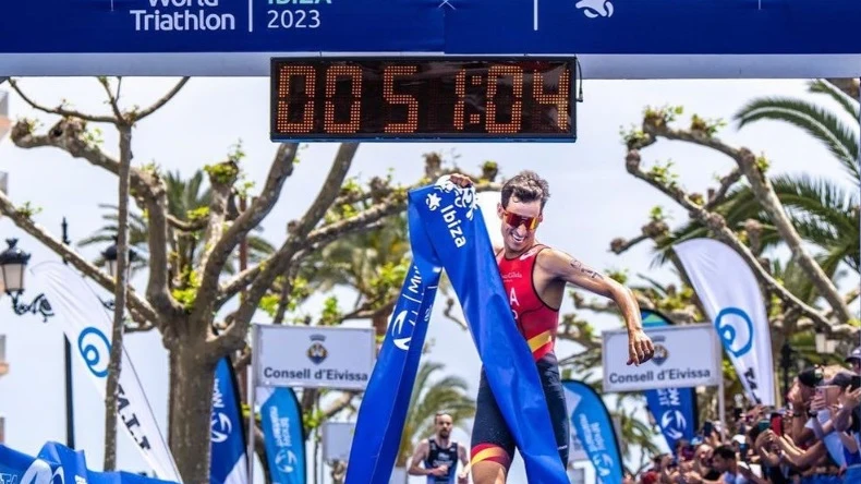 Mario Mola celebra su victoria en el mundial de duathlon Mario Mola celebra su victoria en el mundial de duathlon