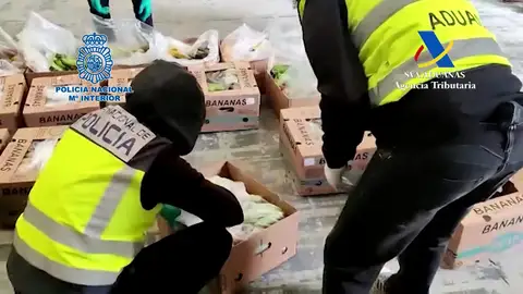 Intervienen dos toneladas de cocaína que venían de Sudamérica a Vigo escondidas entre bananas Intervienen dos toneladas de cocaína que venían de Sudamérica a Vigo escondidas entre bananas