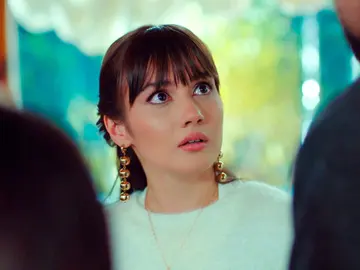 Zeynep acepta la proposición de matrimonio de Alihan y se lleva la peor noticia: ¡Él se ha casado con Ender! Zeynep acepta la proposición de matrimonio de Alihan y se lleva la peor noticia: ¡Él se ha casado con Ender!