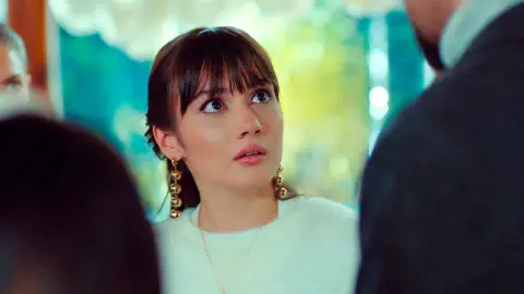 Zeynep acepta la proposición de matrimonio de Alihan y se lleva la peor noticia: ¡Él se ha casado con Ender! Zeynep acepta la proposición de matrimonio de Alihan y se lleva la peor noticia: ¡Él se ha casado con Ender!