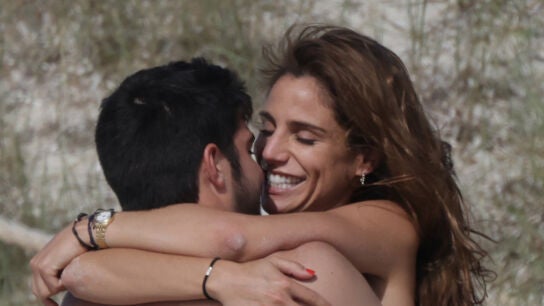 Luc&iacute;a Villal&oacute;n abrazando a Gonzalo Melero